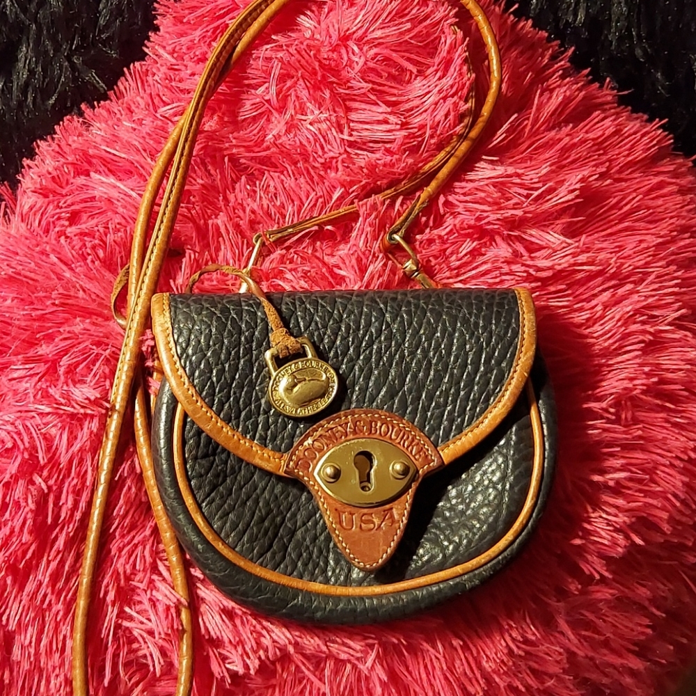 Super Cute Dooney & Bourke Crossbody